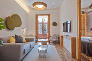 Televízia a/alebo spoločenská miestnosť v ubytovaní Central Apartments Barcelona