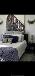 Una cama o camas en una habitación de Modern Lakefront Paradise