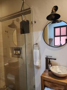 Kamar mandi di San Cayetano 4 with AC just a block away from the main square