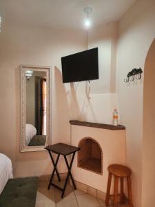 Televisi dan/atau pusat hiburan di San Cayetano 4 with AC just a block away from the main square