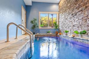 ピジョン・フォージにあるEnchanted Forest Hideaway by Ghosal Luxury Lodgingのレンガ造りの家のスイミングプール