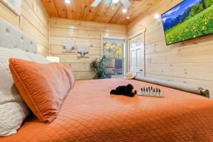 ピジョン・フォージにあるEnchanted Forest Hideaway by Ghosal Luxury Lodgingのベッドルーム1室(大型ベッド1台、オレンジ色の掛け布団付) +47枚の写真