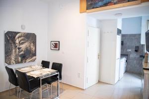 a dining room with a table and black chairs at Apartamento las setas in Seville