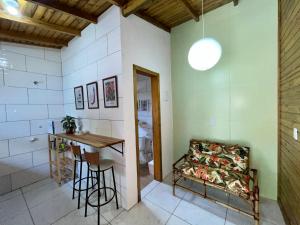 弗洛里亚诺波利斯Jacarandá I的客厅配有桌子和沙发