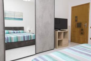 Camera con 2 letti, TV e specchio di La Dea del mare a Maiori