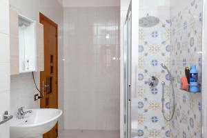 un bagno con doccia e lavandino di La Dea del mare a Maiori Altre 11 foto