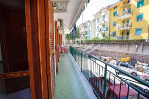 balcone con vista su una strada e sugli edifici di La Dea del mare a Maiori