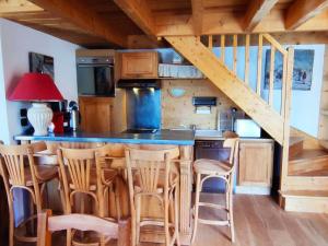 イゾラにあるCharmant chalet à Isola 2000 avec cheminée - FR-1-292-224のキッチン(椅子と階段のあるバー付)