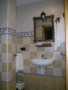 y baño con lavabo y espejo. en Hostal Xaloa Orio, en Orio