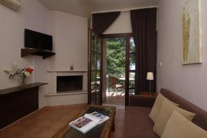A television and/or entertainment centre at Enalion Hotel