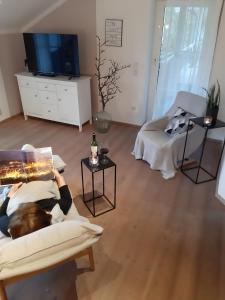 TV a/nebo společenská místnost v ubytování 5 Sterne Ferienwohnung Alpenblick nur für Urlaubsgäste