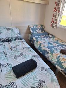 2 Betten in einem kleinen Zimmer in der Unterkunft North Shore Skegness, 3 Bedroom 2 Bathroom Sleeps 8 in Skegness