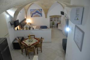 una stanza con tavolo e sedie e una camera da letto di Stella del Barocco a Lecce