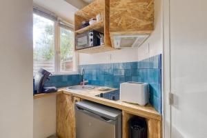 O bucătărie sau chicinetă la Le Nid Azur Cosy Studio Proche De Paris +6 fotografii