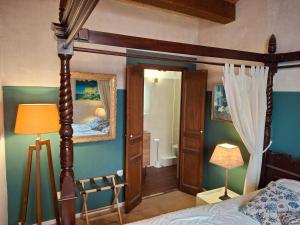 1 dormitorio con cama con dosel y lámpara en Appartement T6. Emplacement et vue mer d'exception, en Collioure