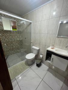 une salle de bain avec toilettes, douche et lavabo dans l'établissement Pousada Avenida, à Tibagi 46 autres photos