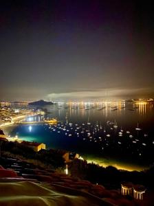 Aussicht auf einen Hafen in der Nacht mit Booten im Wasser in der Unterkunft Precioso Duplex en Sanxenxo a 400m de las playas in Sanxenxo