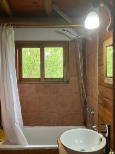Ένα μπάνιο στο Habitación Privada en El Refugio - Santa Isabel