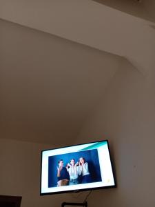 Telewizja i/lub zestaw kina domowego w obiekcie Apartment ninnananna