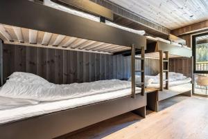 Ένα ή περισσότερα κρεβάτια σε δωμάτιο στο Cozy ski in & out apartment +37 φωτογραφίες