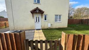 une maison avec une porte blanche et une clôture en bois dans l'établissement The cozy, à Bristol