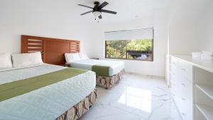 Ένα ή περισσότερα κρεβάτια σε δωμάτιο στο Casa con vista a la Marina, A UNOS PASOS DE LA PLAYA +30 φωτογραφίες