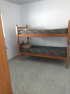 Giường tầng trong phòng chung tại Casa das Moréias