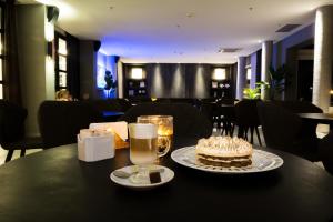 a table with a cake and a drink on it at Terrazas Al Mar in Pinamar