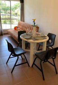 un tavolo e sedie in soggiorno con divano di Condominio Flamingos a Ixtapa