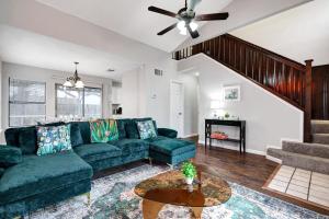 una sala de estar con un sofá y una mesa en Nr Sea World Wifi Games Yard Pets Parking, en San Antonio