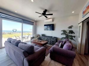 TV a/nebo společenská místnost v ubytování Beachfront Boutique Villa Cazadores