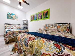 Postel nebo postele na pokoji v ubytování Beachfront Boutique Villa Cazadores + 43 fotografií