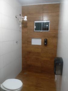 ein Badezimmer mit Toilette und Fenster in der Unterkunft casa in Rio Verde