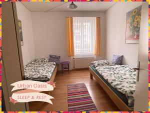 Postel nebo postele na pokoji v ubytování Urban Oasis Basel - Cozy, Eco-friendly and Modern Apartment with Terrace & Garden