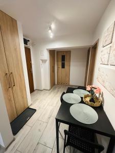 a dining room with a table and chairs in a room at Wola Ratusz Rooms in Warsaw