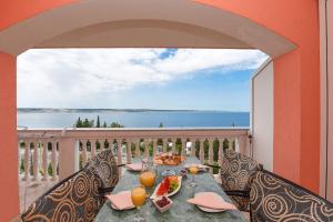 un tavolo con un piatto di cibo su un balcone di Apartments Amari a Starigrad-Paklenica (Ortopula)