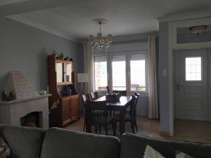 a living room with a table and a dining room at Casa do Olmo in Porto de Espasante