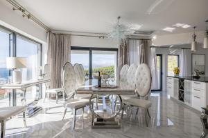 Η κουζίνα ή μικρή κουζίνα στο Villa Berfami Excelsior - Crafted for Elites