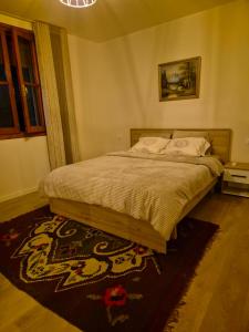 Rúm í herbergi á Kurmaku Guesthouse - Historic Stay inside Elbasan Castle