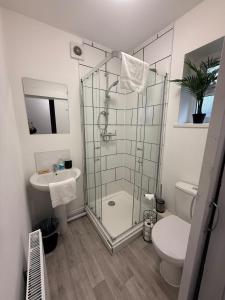 Koupelna v ubytování Cromwell-2 Bed Great for Contractors with Drive WiFi + 18 fotografií