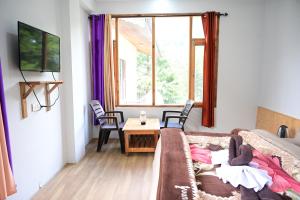 TV in/ali zabaviščno središče v nastanitvi Rest N Ramble - Manali