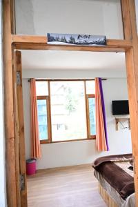 TV in/ali zabaviščno središče v nastanitvi Rest N Ramble - Manali