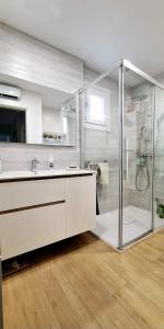 a white bathroom with a shower and a sink at Moderno y acogedor Parquesol Antequera in Antequera +14 photos
