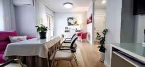 a kitchen and living room with a table and chairs at Moderno y acogedor Parquesol Antequera in Antequera