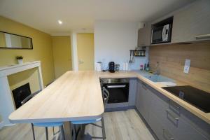 Kuchnia lub aneks kuchenny w obiekcie Bel Appartement T2 40 M²