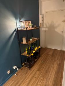 - une étagère avec des bouteilles de vin dans l'établissement RijselHof, à Lille