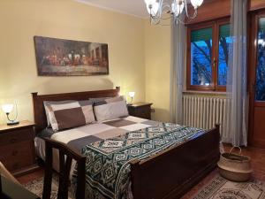 a bedroom with a bed and a painting on the wall at Lecine 73 in Gioia dei Marsi