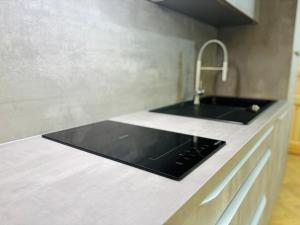 a kitchen counter top with a sink and a sink at Haus Steiner - Ruhige, top bewertete Ferienwohnung in Lauterbach - Schwarzwald in Lauterbach