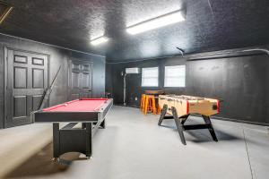Herní místnost v ubytování Pool and Game Room Spacious Brandon Home