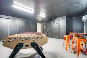 Herní místnost v ubytování Pool and Game Room Spacious Brandon Home